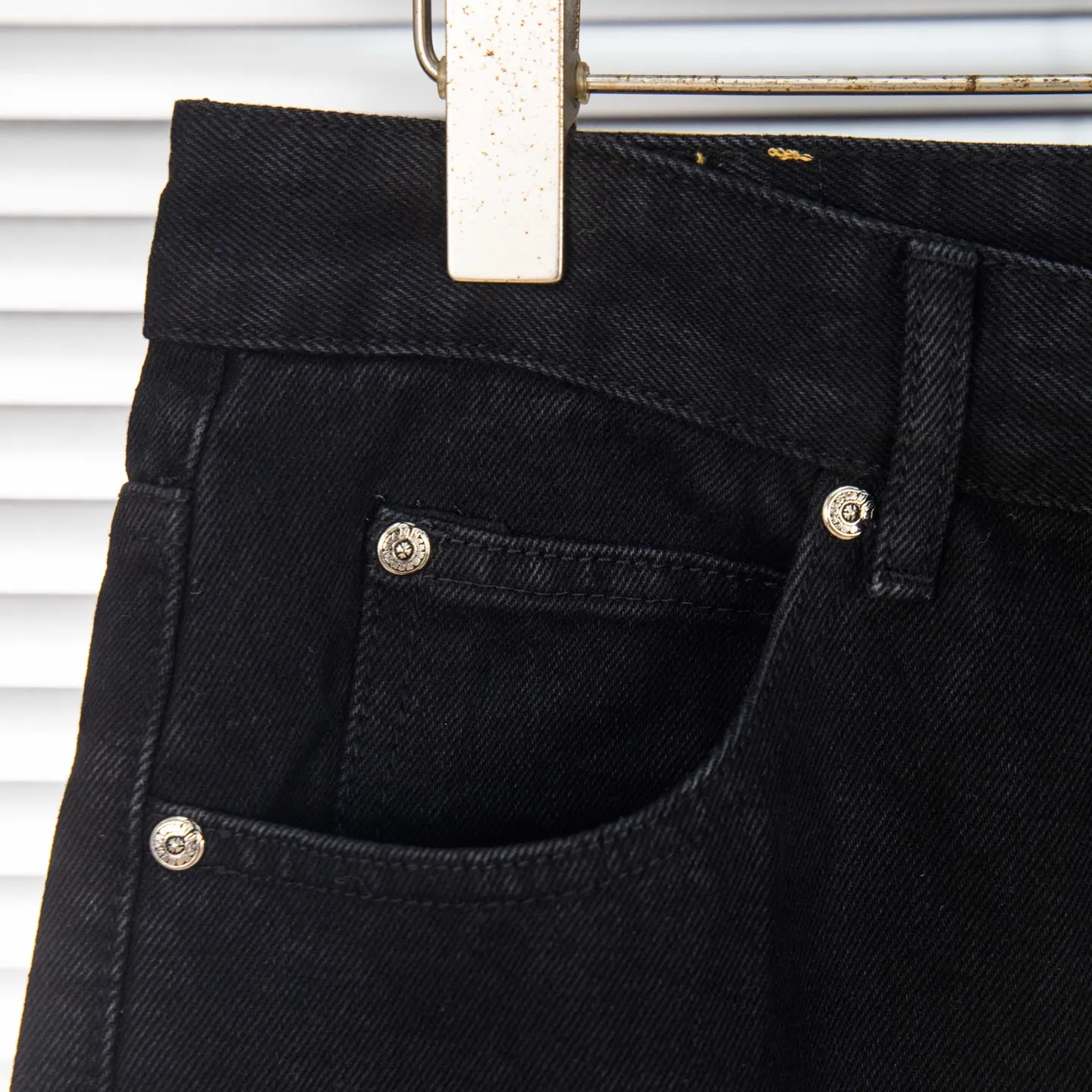 P260 Chrome Hearts Black Pants, Sanskrit Blue and White Multi-Leather Jeans. CH jeans need to be washed and then disassembled and hand-stitched with sheepskin cross leather and then spliced ​​together. The whole piece has too many craftsmanship to explain. The patchwork is decorated with cross patterns and the high-waisted washed jeans! ! Absolutely high-end luxury products, god-level single products and super popular products, made with top heavy industry, a must-see magic weapon. Customized hardware. The fabric is thick and soft after washing. It has good breathability. Customized small leather label. Unique design. The details are simple and elegant, and the workmanship is exquisite. The entire trousers are neatly routed and the details are in place! It’s so cool that both men and women can easily control the genderless trend! Style number: 1801# Color: black Size: 28 30 32 34